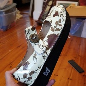 Super cute Alegria shoes!